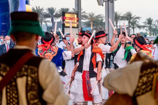 A dança dos Pauliteiros, associada à dança de espadas, combina elementos rituais, religiosos e guerreiros