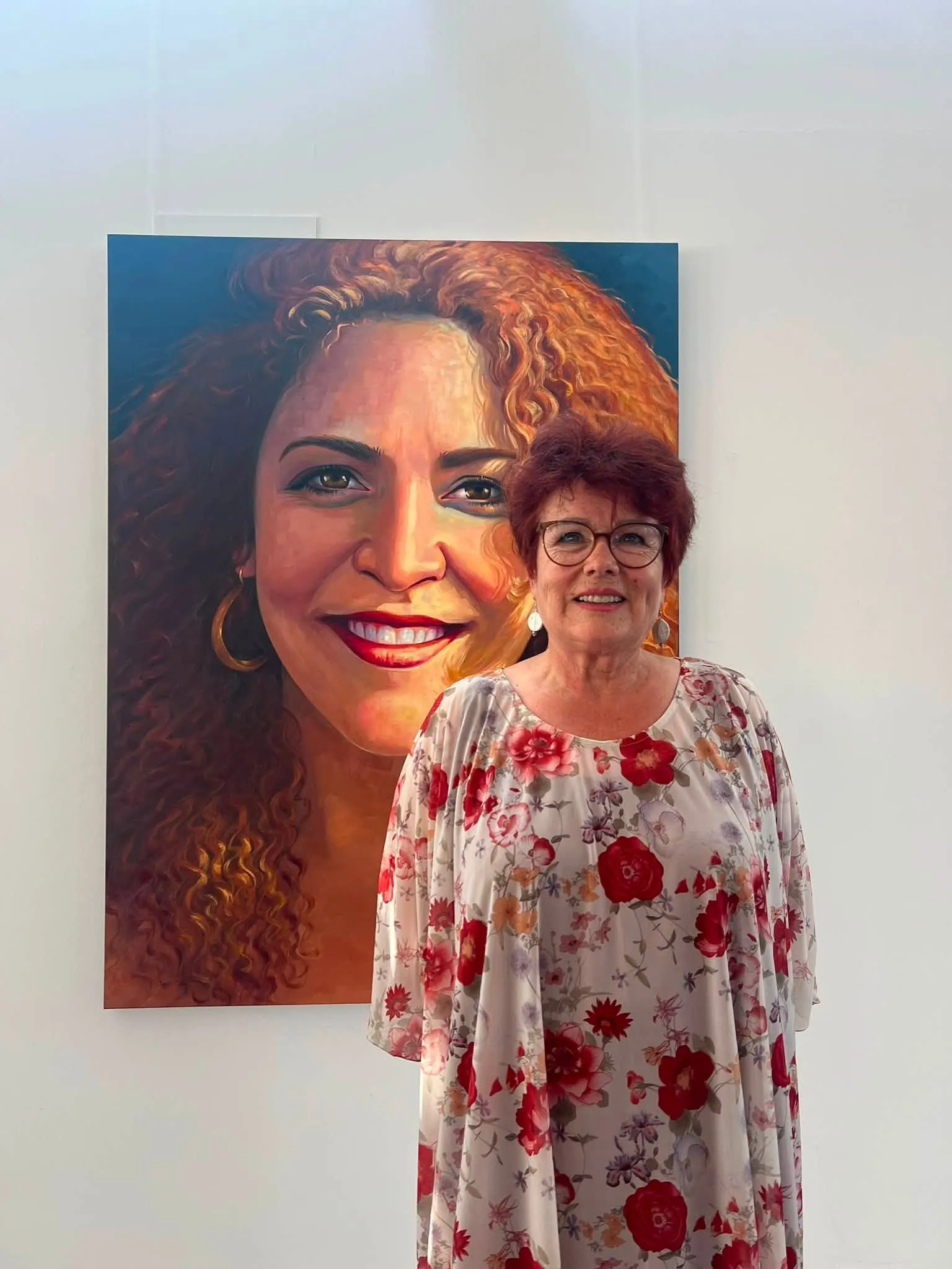 Balbina Mendes junto à sua obra dedicada à vice-presidente da câmara de Alfândega da Fé
