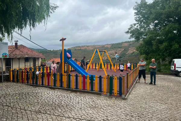 Parque infantil está instalado junto à antiga escola