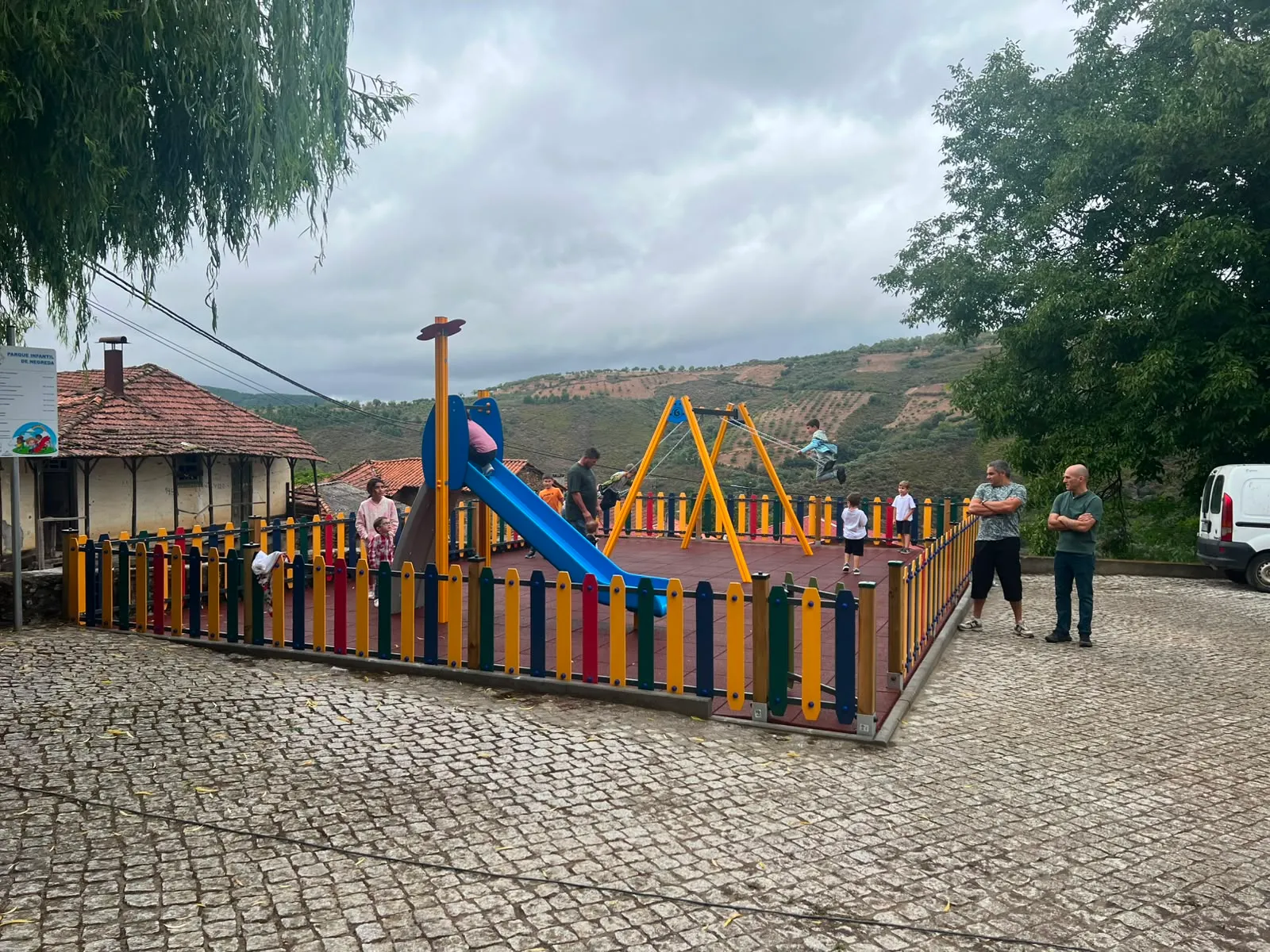Parque infantil está instalado junto à antiga escola