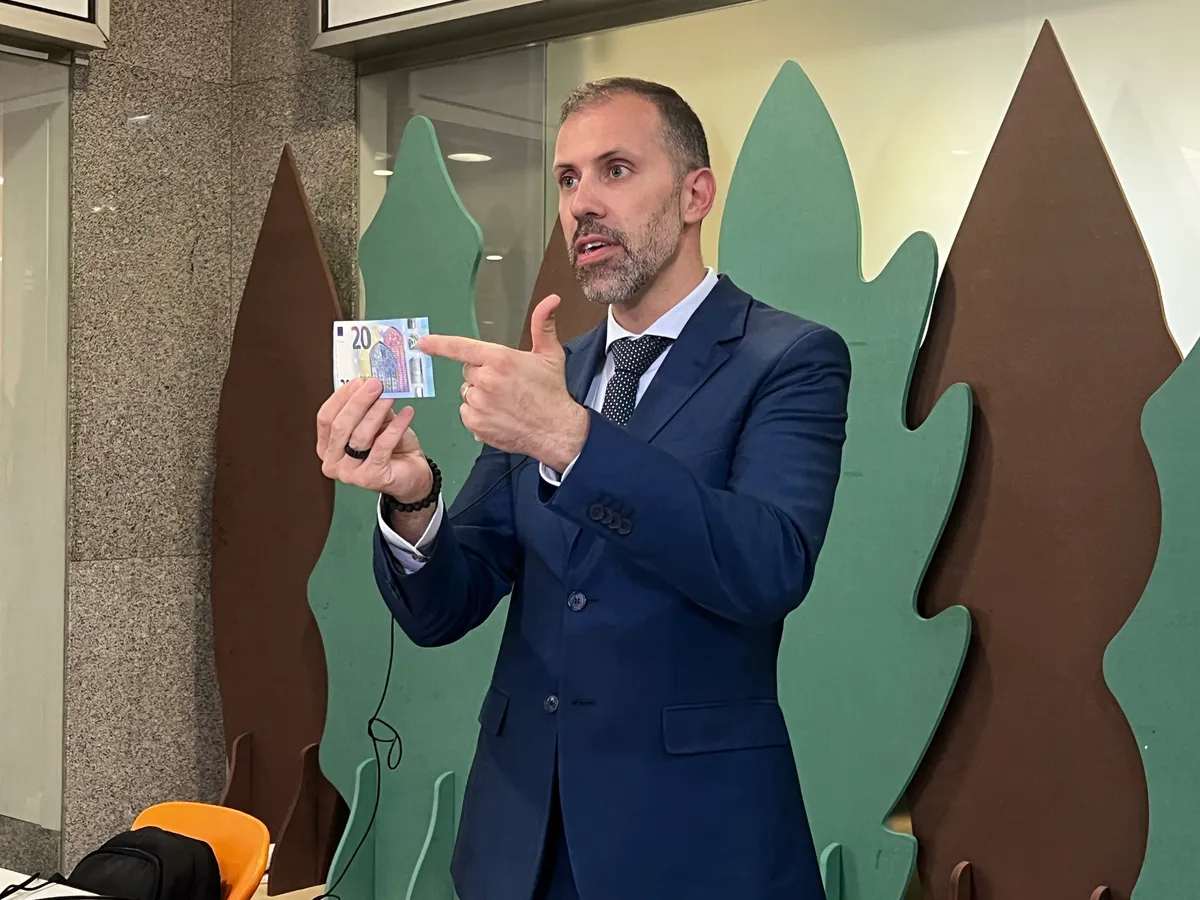 Banco de Portugal considera fundamental que a população tenha conhecimentos básicos que permitam detetar uma nota suspeita