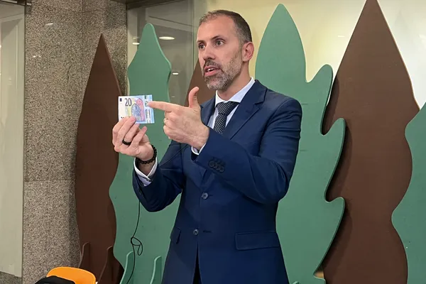 Banco de Portugal considera fundamental que a população tenha conhecimentos básicos que permitam detetar uma nota suspeita