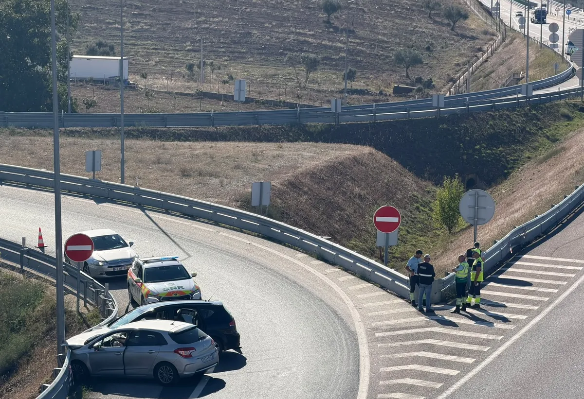 Desavença familiar culminou em despistes, colisões rodoviárias e tentativas de atropelamento