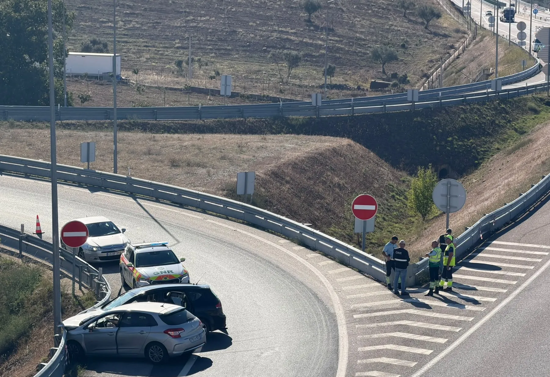 Desavença familiar culminou em despistes, colisões rodoviárias e tentativas de atropelamento