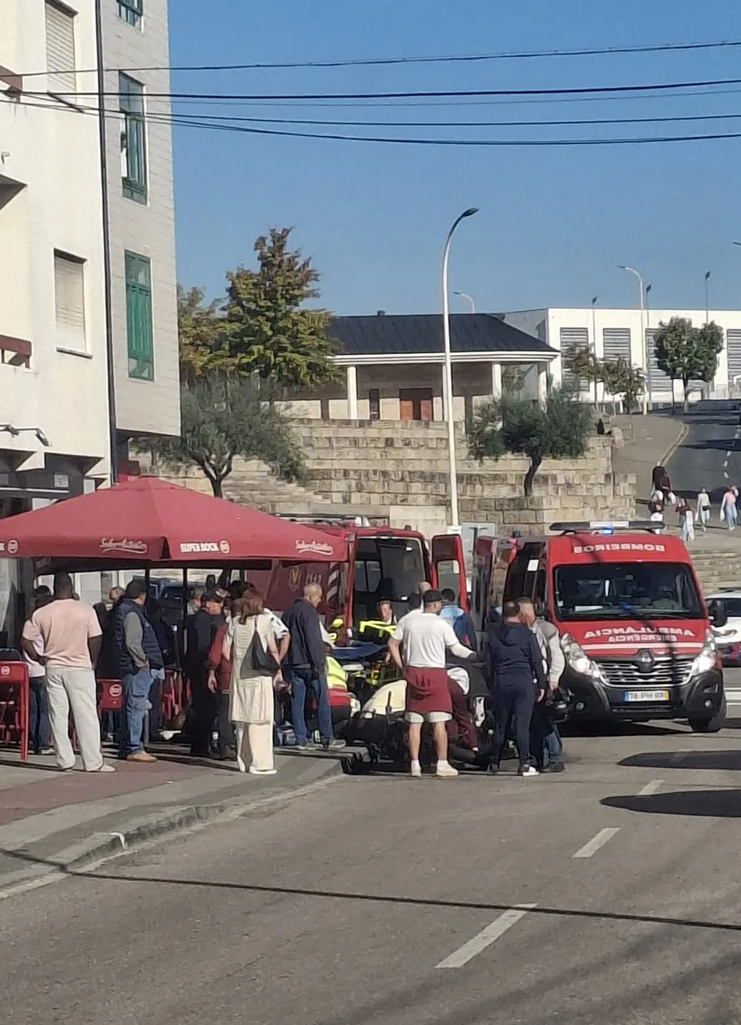 Motociclo atropela duas mulheres que seguiam num passeio