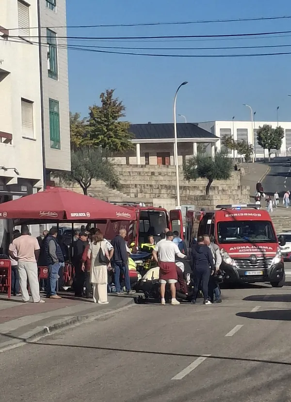 Motociclo atropela duas mulheres que seguiam num passeio
