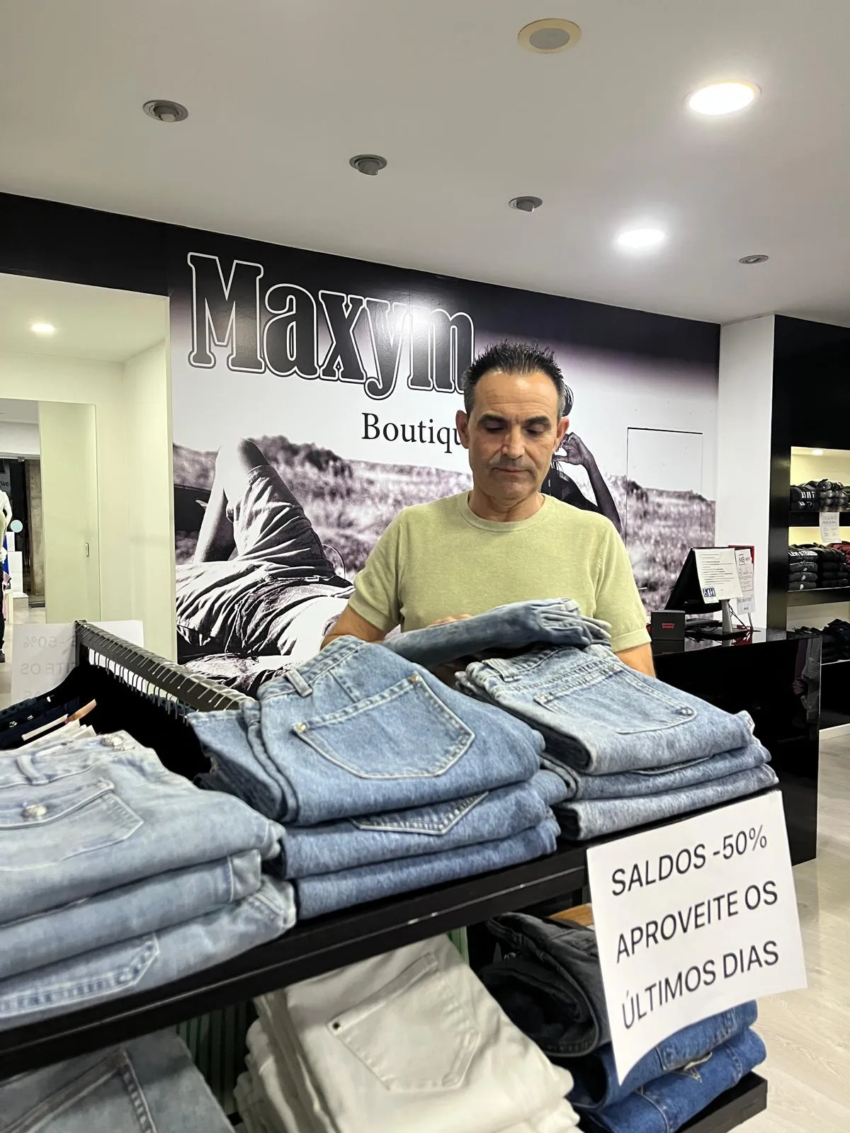Comerciantes criticam falta de animação durante iniciativa que alargou horário das lojas