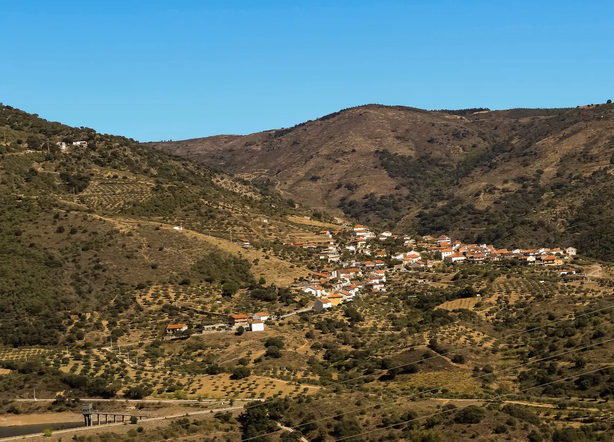 A ideia não é apenas trazer novos habitantes, mas construir as condições para que possam encontrar um lugar onde viver, trabalhar e participar na vida coletiva