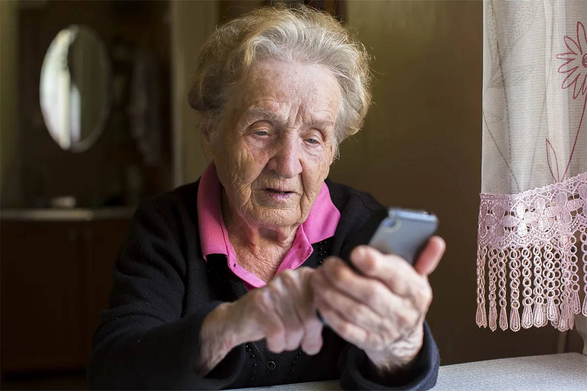 "Olá, sou a MILAE. Como é que está hoje?”. É com esta pergunta que começa a chamada da assistente de inteligência artificial que telefona a pessoas mais velhas em nome dos municípios