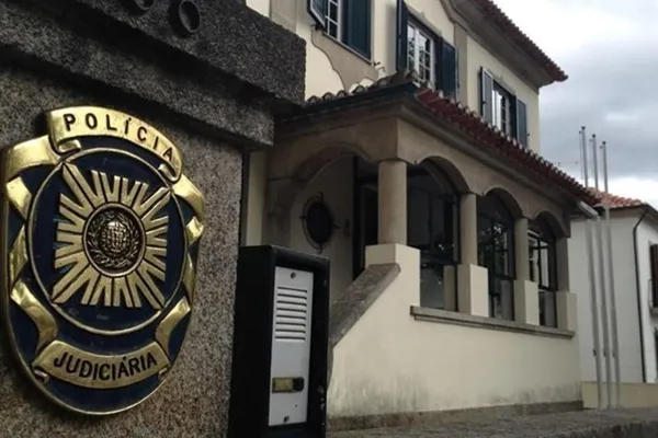 Idoso detido por oferecer dinheiro a criança em troca de favores sexuais