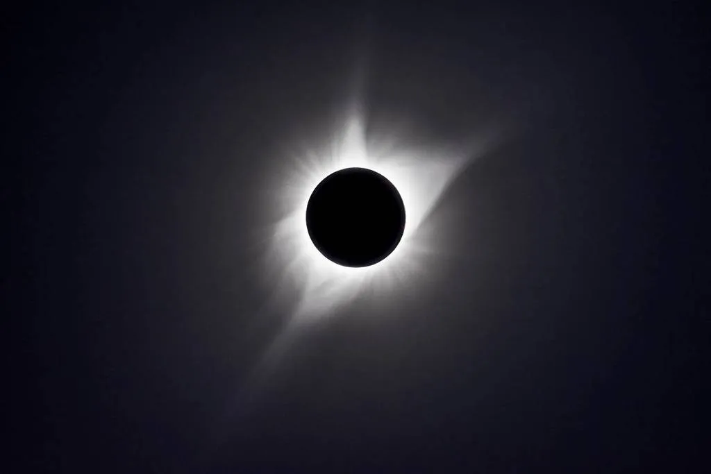 Aeródromo Municipal recebe eclipse solar total após mudança de local de observação