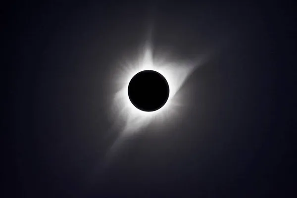 Aeródromo Municipal recebe eclipse solar total após mudança de local de observação