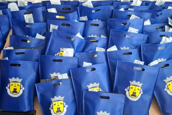 Distribuídos 145 kits de material escolar