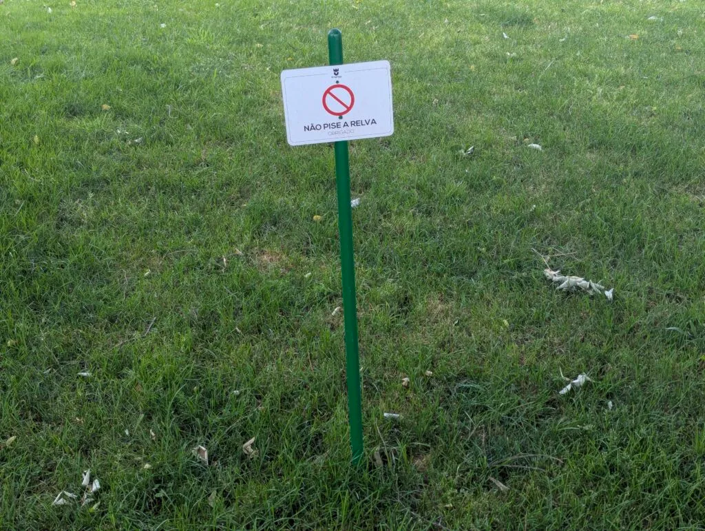 Uma placa ridícula e o que ela diz sobre o nosso Estado