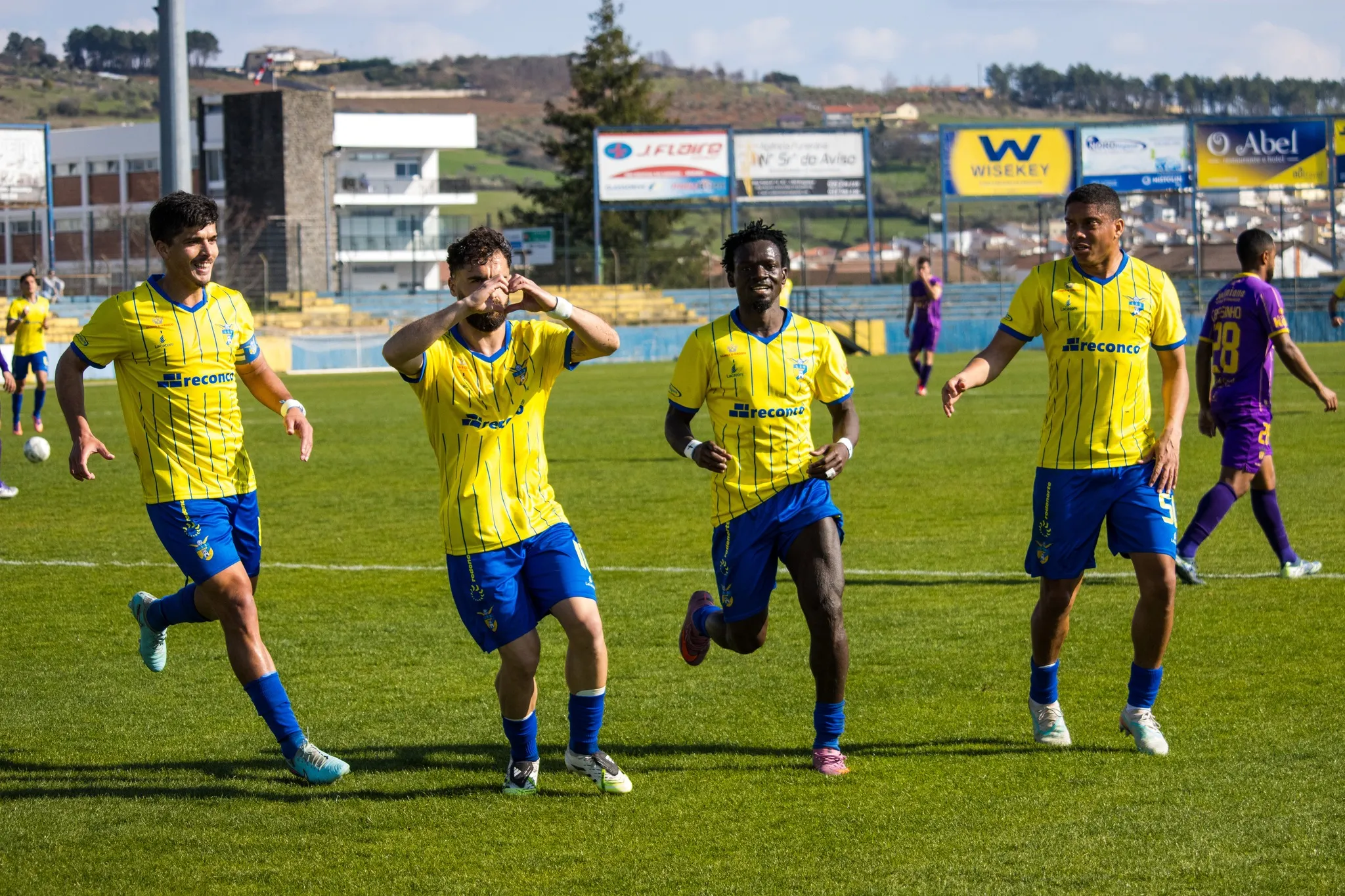 Jogadores do GDB celebram