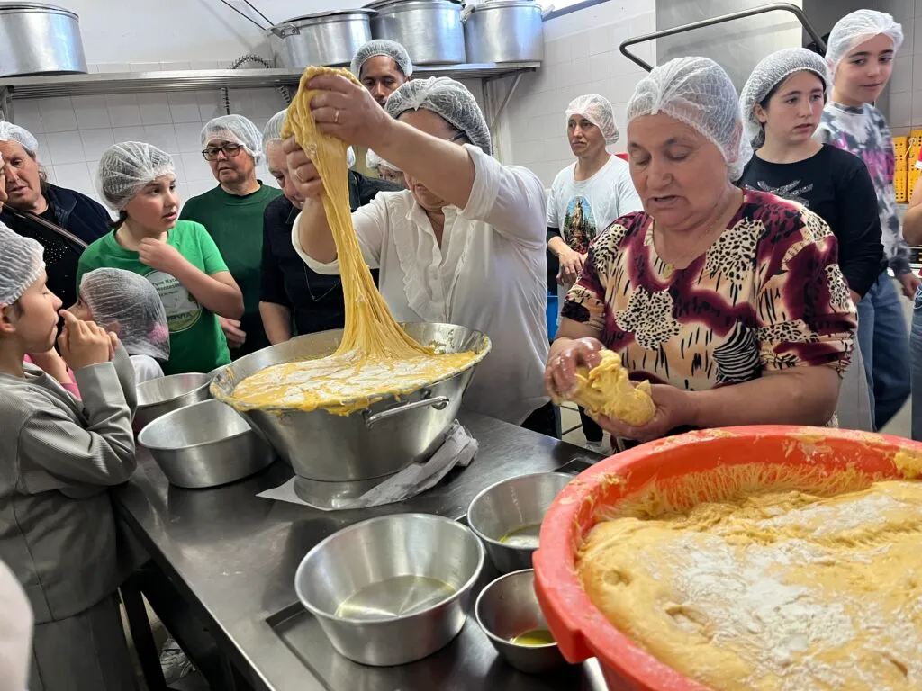 Folar une crianças e idosos em atividade intergeracional em Bragança