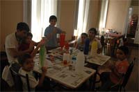 Ateliers de férias divertem crianças