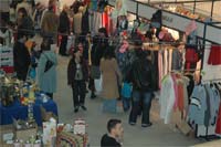 Preços baixos atraem milhares