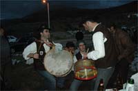 Ajoelhados ao pé do vinho