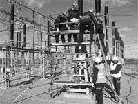 Bombeiros simulam choque eléctrico