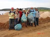 Jovens preocupados com o ambiente