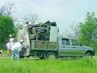 Caçadores recolhem lixo