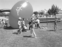 Crianças invadem vila