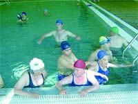 Idosos praticam natação