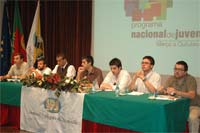 Jovens preocupados com a desertificação