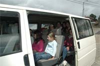 Crianças amontoadas na carrinha