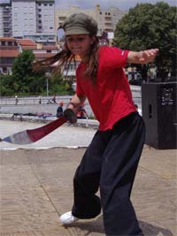 Uma jovem com punhos afiados