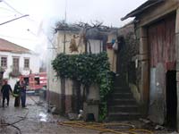 Incêndio desaloja família