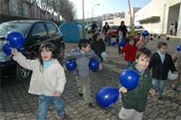 Crianças lançam balões pela Paz