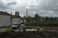 Espadanedo mergulhada entre montes