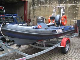 Bombeiros recebem barco