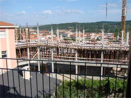 Edifício escolar “tapa” vivenda