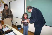 Alunos recebem livros gratuitos