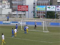 Canarinhos sofrem auto-golo