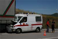 Ambulância choca com camião