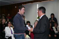 Adultos recebem diplomas