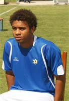 Valdinho resolve na estreia