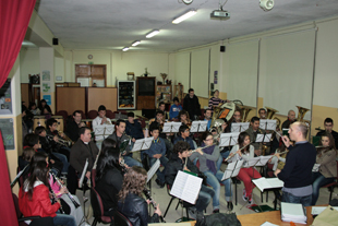Jovens rendem-se à Banda de Bragança