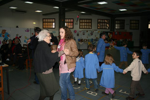 Idosos e crianças em convívio