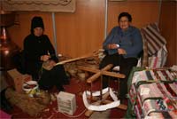 Jovens aprendem a fazer escrinhos