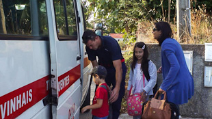 Bombeiros levam crianças à escola