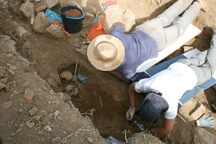 Escavações põem a descoberto ossadas humanas