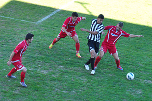 S.C. Mirandela vence e cola-se ao líder