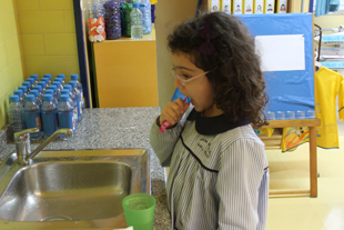 Crianças aprendem a escovar os dentes na escola