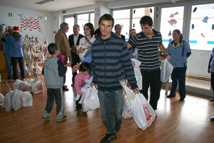 Carenciados recebem cabazes