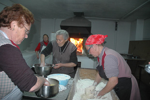 Mordomos põem as mãos na massa